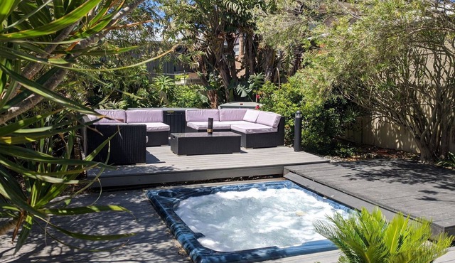 Sunset on Birubi, 2/40 Ocean Ave - pet friendly, air con, water views, WIFI and outdoor spa