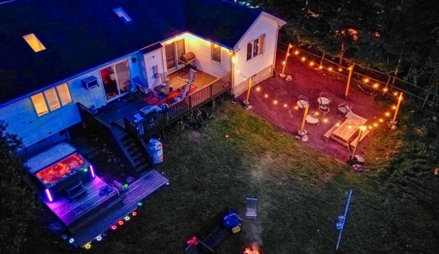 Sunset Paradise! Lakefront!+hot-tub & a lot more !