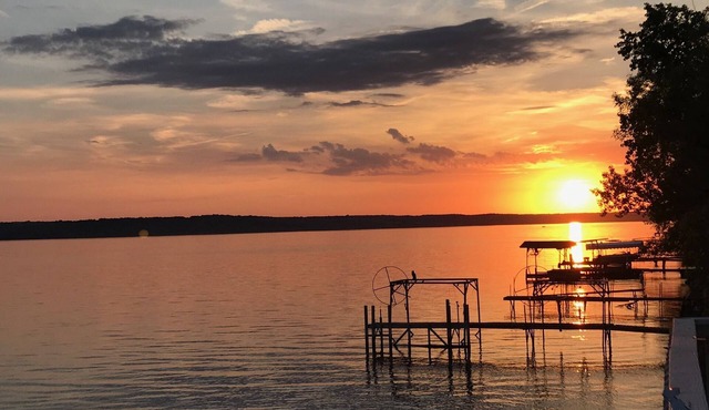 Sunset Paradise, lakefront on Cayuga Lake w/ Hot Tub, Screened Porch & Boat Lift