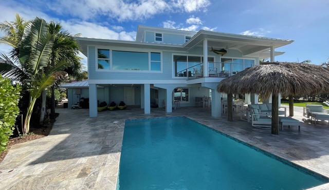 Sunset Paradise: 4 bedroom/5 bathroom, oceanfront with pool