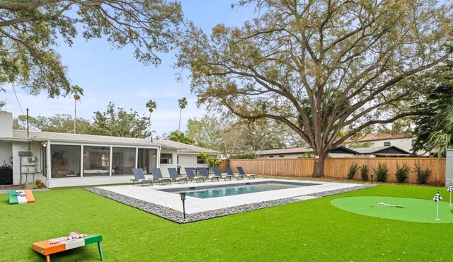 Sunset Park Retreat w/Heated Pool, Lanai, Putting Green & Room for 8 – Relax in South Tampa!