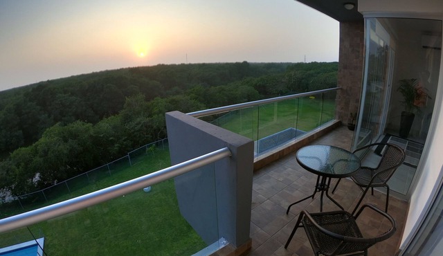 Sunset Penthouse con vista al río y manglar 3BD PH