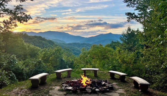 Sunset Point: mountain view hot tub + fire pit