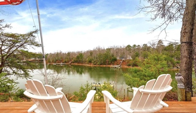 Sunset Point on Greenvale Creek/Private waterfront retreat with dock
