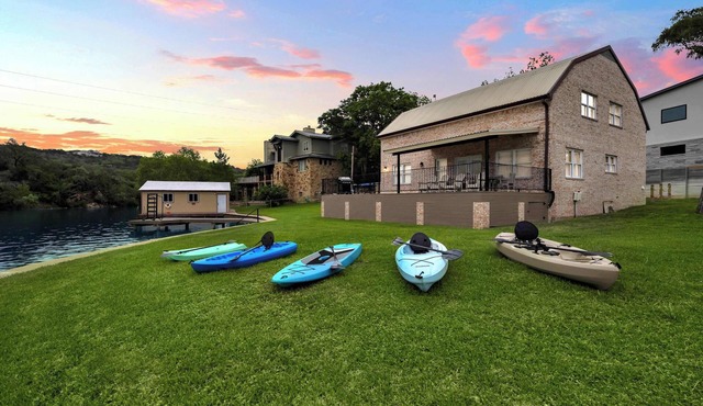 Sunset Point-Sleeps 22, Kayaks, & Sunset Views!