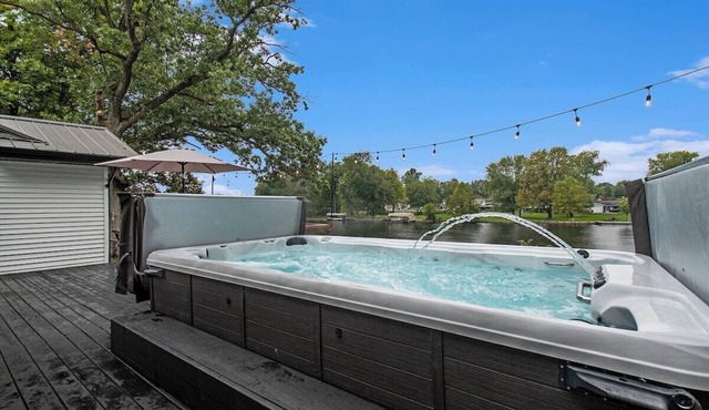 Sunset Point: Spacious 4-bedroom house in Elkhart with WiFi, AC, Swim Spa