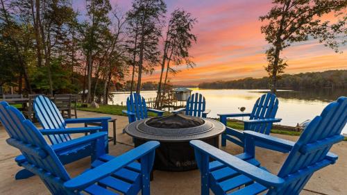 Sunset Pointe by AvantStay Waterfront Beach Fire Pit Sleeps 14 5BDR 4BA