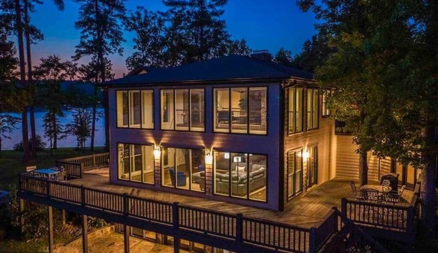 "Sunset Pointe" Exceptional Lake-front Home