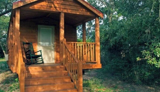 Sunset Pond Private Cabin with Private Hot Tub & options to experience our Texas Safari!