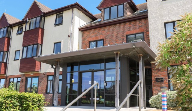 SUNSET QUARTERS AT MARINE COURT, family friendly in Littlehampton