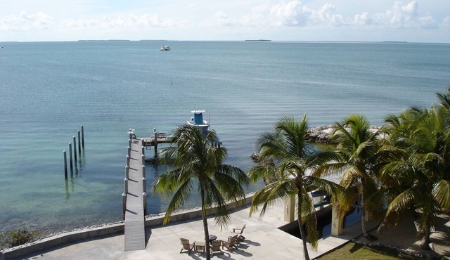 Sunset Reef - Bayside Gated Estate, Pool, Spa, Deep Water Dock, Kayaks & SUPs