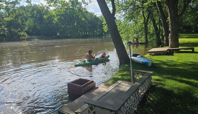 Sunset retreat 2 bedroomnOverlooking river and sunsetsnpool and hottub. Remodel