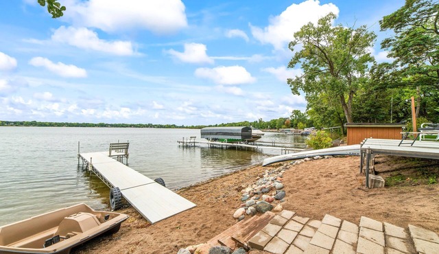 Sunset Retreat 4 Seasons Lake Home - Pedal Boat, Canoe & Kayak