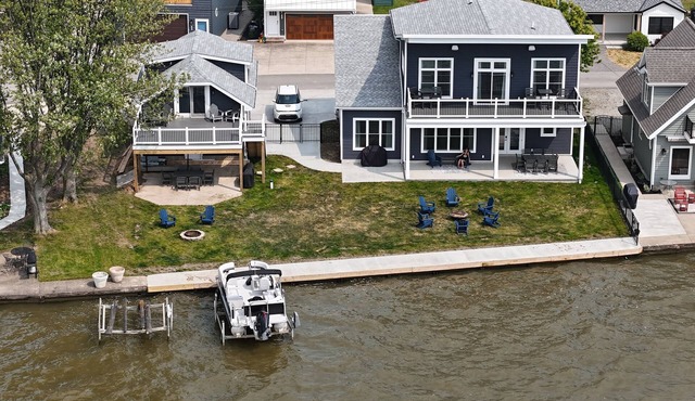 SUNSET RETREAT-Brand New Luxury 4BR, 4.5BA waterfront, best sunsets on the lake!