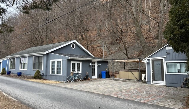 Sunset Retreat Cayuga Cottage w/hot tub - Cayuga Lake- Panoramic views & Yard. Pet Friendly!