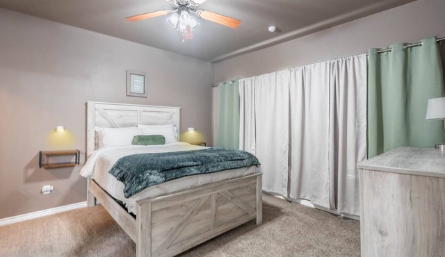 Sunset Retreat, Clean Modern 3BR, Garage, Near 191