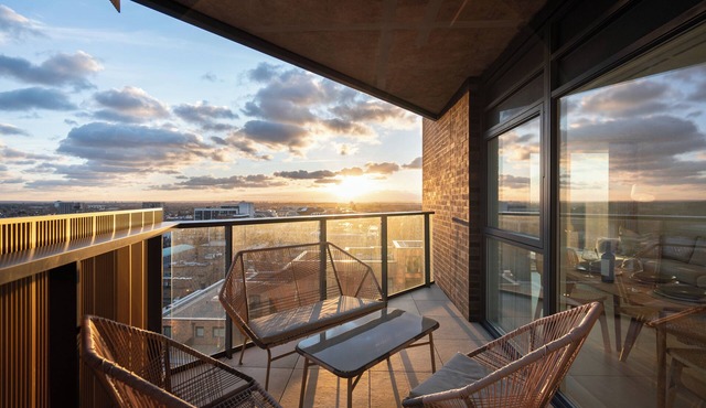 Sunset Retreat: Heathrow/Twickenham and Rugby Stadium. Great transport links.