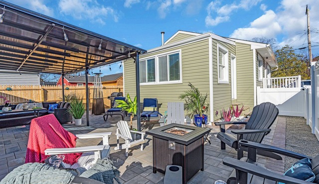 Sunset Retreat! Huge Patio&GameRm! Walk to Beach!