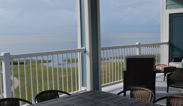 Sunset Retreat is an amazing waterfront condo on Galveston Bay in Pointe West!