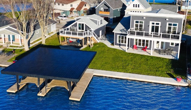 SUNSET RETREAT-Luxury 4BR, 4.5BA waterfront, boat lift, best sunset on the lake!