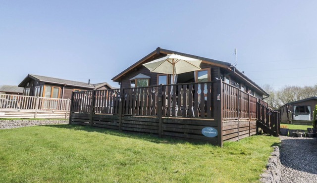 SUNSET RETREAT, pet friendly, with pool in Carnforth