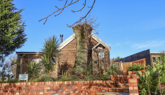 SUNSET RETREAT, romantic, with hot tub in Seamer, North Yorkshire