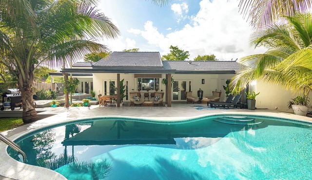 Sunset Retreat - Spacious 5-bedroom house with POOL in awesome Miami