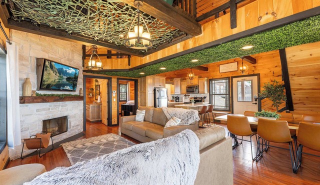 Sunset Ridge cabin 21 miles from Chatt, TN! Indoor pool & hot tub!