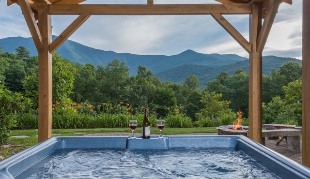 Sunset Ridge! Hot tub+Fire Pit+Grill, WiFi, Mtn Views, Easy Access, Nearby Town!