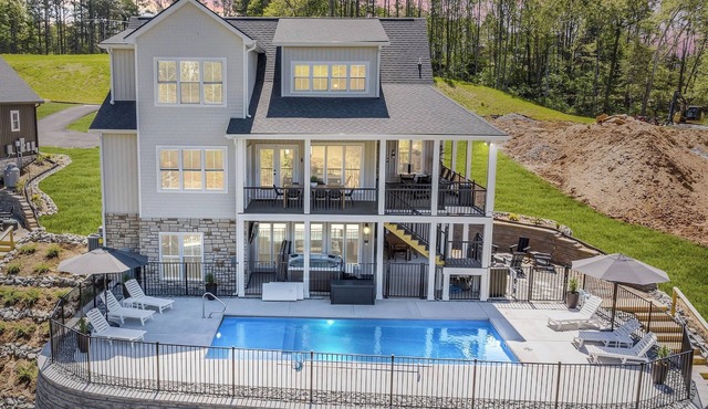Sunset Ridge, Lakefront NEW Luxury w/7-Bedrooms + Heated Salt Pool, Covered Decks, Hot Tub & Dock!
