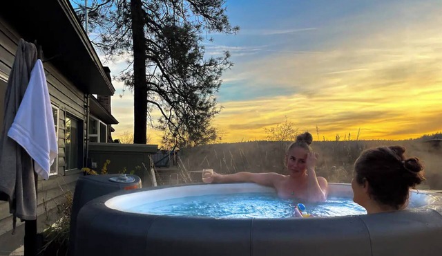 Sunset Ridge, Near Downtown, Hot tub, Outdoor Living, all with Panoramic View,