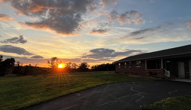 Sunset Ridge - Peaceful 3-bedroom house with WiFi and AC in lovely Weingarten.