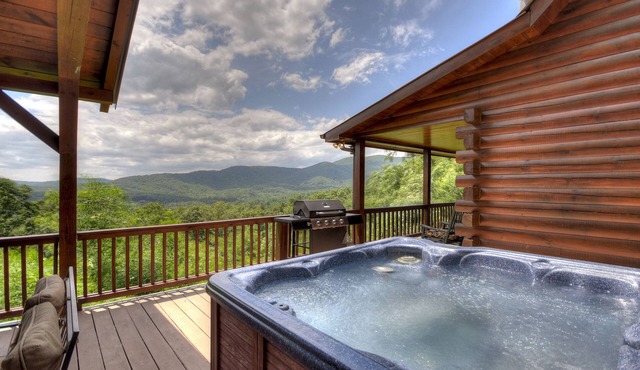 Sunset Ridge - Pet-friendly retreat boasts panoramic mountain views, oversized deck with hot tub, grand outdoor fireplace, captivating sunsets, and WiFi