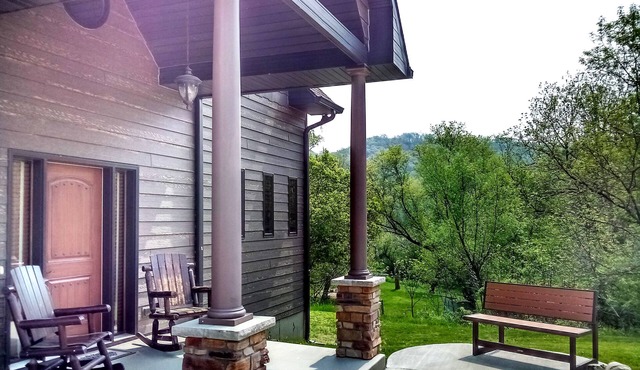 Sunset Room Retreat, River on Property, Adults Only, No Pets, Peace and Quiet!