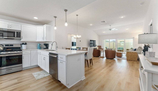 Sunset Saddle Stay - 3/2 in The Village of Waters Edge w/Golf Cart
