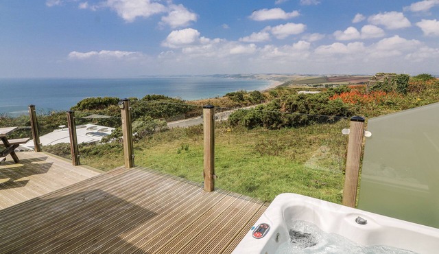 SUNSET SEA VIEW CHALET, pet friendly, with a garden in Millbrook