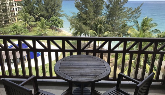 Sunset Seaview Beach Villas & Spa Suites at Nexus Karambunai