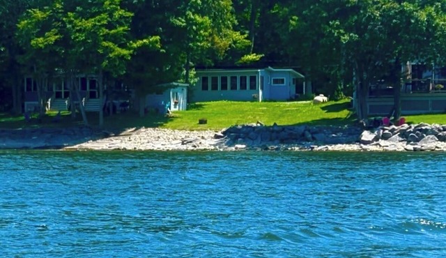 Sunset Serenity: Charming 2-bedroom cottage on picturesque Lake Ontario