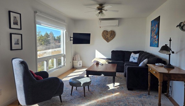 Sunset Shore House. Beautiful sunsets 4.8 km from Shelburn's historic waterfront