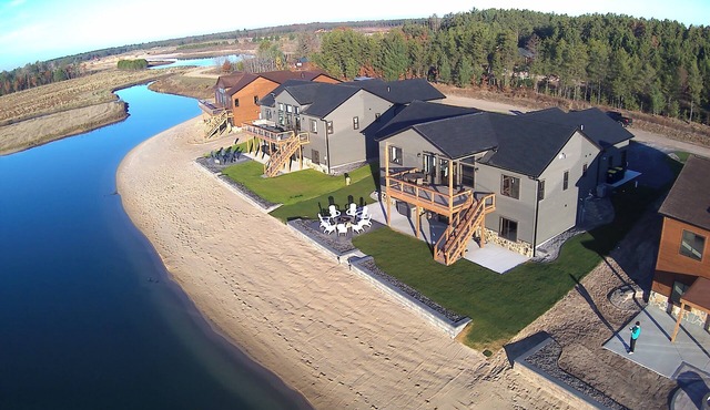 Sunset Shore: Private Beach; Garage Bar; Near WI Dells; King Beds, Massage Chair