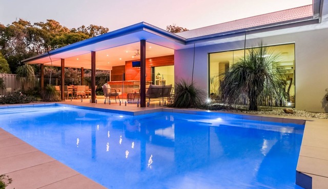 SUNSET SHORES - Holiday home with pool