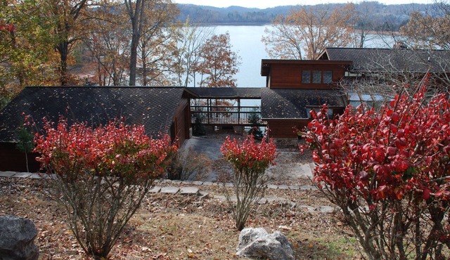 "Sunset Shores" Private lakefront log home at Deerfield Resort, sleeps 16