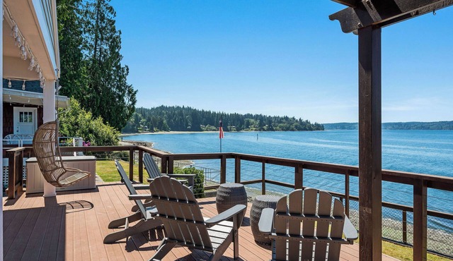 Sunset Shores: Waterfront Cottage on Vashon Island