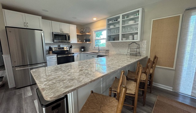 Sunset Skies: filmed for TV, walk to Water's Edge, 2 homes in 1, pet-friendly