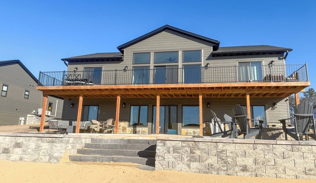 Sunset Social – Lakefront, Beach, Fire Pit, Kayaks, Family‑Friendly, Sleeps 16