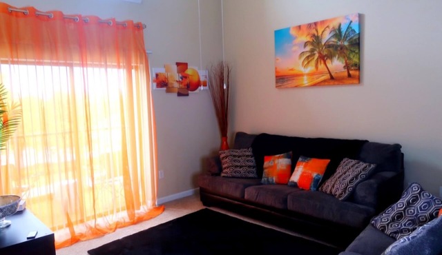 Sunset Stays w/2QB/Balcony/3 Mins from Shopping & Dining