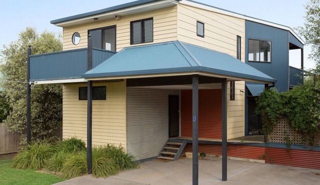 Sunset Strip Beach House.Free WiFii, close to Race Track, Smart TV