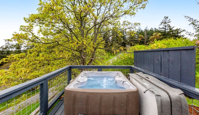 Sunset Studio with Stunning Views and Hot Tub - Dog-Friendly