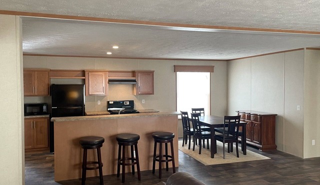 Sunset Suite 3-bedroom house in charming Oakesn25 Minute drive to Ellendale