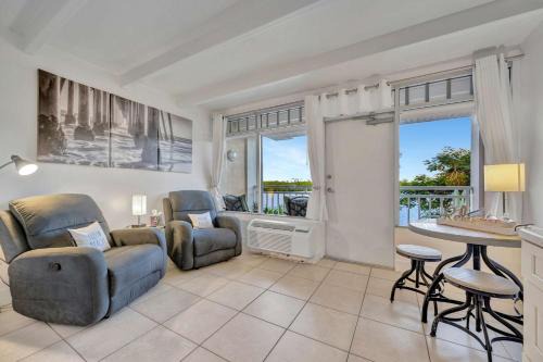 Sunset Suite Heated Pool Tennis & Gym Balcony